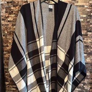 Ladies Black  Gray and White  Plaid  Lightweight Poncho